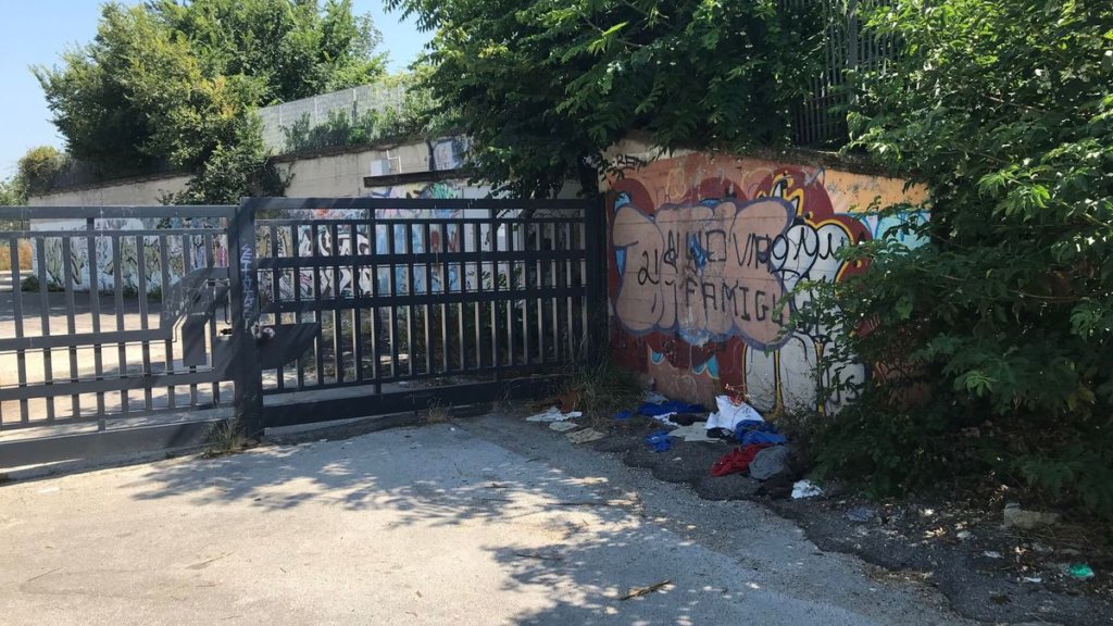 Ingresso per la stazione di Brusciano della Circumvesuviana