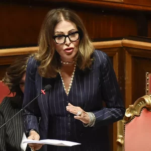 Santanché: respinta la mozione di sfiducia. La Ministra: “Non ho mentito”. L’opposizione: “Vergogna”