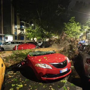 Cuaca buruk: badai dahsyat di Milan pada malam hari. Lombardy dan Veneto dilanda angin dan hujan es