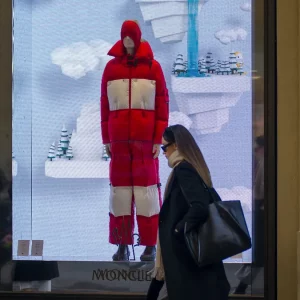 Moncler perde oltre il 5% su prospettive macro incerte. Stessa sorte di altri brand del lusso