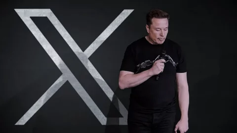 Elon Musk cambia il logo di Twitter: addio all’uccellino Larry, arriva X