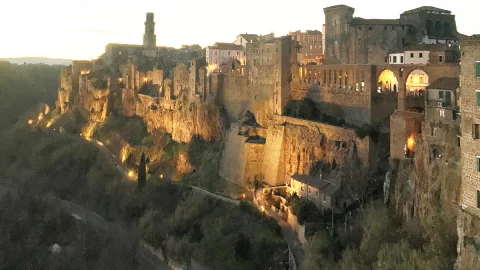 Pitigliano dari desa abad pertengahan menjadi desa hyperdigital dengan Open Fiber, Enea, dan institut vulkanologi