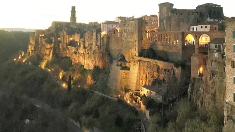 Pitigliano vom mittelalterlichen Dorf zum hyperdigitalen Dorf mit Open Fiber, Enea und dem Institut für Vulkanologie