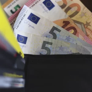 Salario minimo a 9 euro, ecco cosa prevede la proposta di legge dell’opposizione