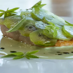 La receta del chef Daniel Zeilinga de salmón a la plancha, verbena y pepinos, un verano dietético y saludable en la mesa