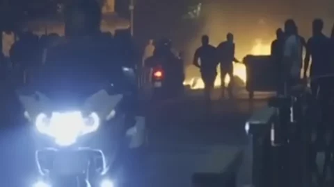 Francia, non si placa la rivolta dei giovanissimi: 1300 arresti, la protesta si sposta a Lione, Grenoble, Marsiglia