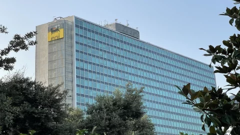 Eni : budget approuvé, feu vert pour un plan d'actionnariat généralisé. Descalzi : « Transition énergétique irréversible »