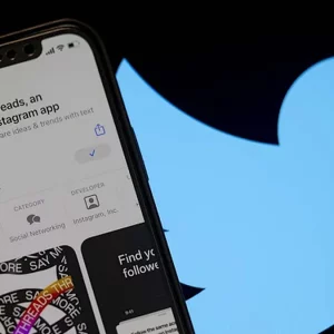 Musk contro Zuckerberg: Twitter minaccia di fare causa a Meta per l’app rivale Threads