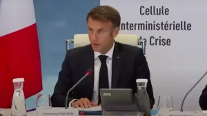 Emmanuel Macron parla al Comitato di crisi sul caso Nahel