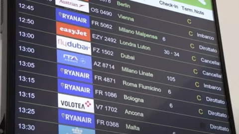 Bandara Catania, kapan dibuka kembali sepenuhnya? Turis masih bergantung pada penerbangan yang dibatalkan dan dialihkan