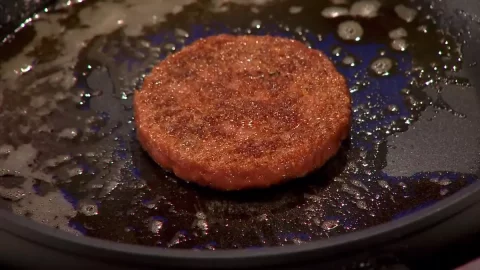 La carne coltivata fa bene alla salute delle persone e all’ambiente: è assurdo vietarla. Il Governo ci ripensi