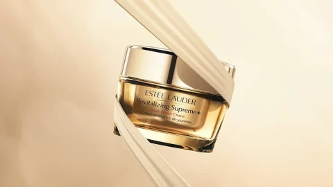 Estée Lauder taglia fino al 5% della forza lavoro e il titolo vola a Wall Street