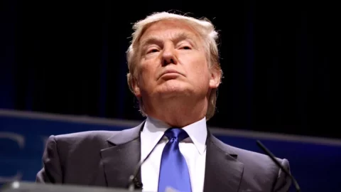 Trump condannato per tutti i 34 capi d’imputazione per i pagamenti alla pornostar Stormy ma potrà continuare la corsa alle Presidenziali