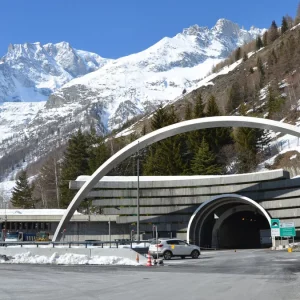 Închiderea tunelului Mont Blanc: peste trei luni de oprire timp de 18 ani vor costa nord-vest 11 miliarde de PIB
