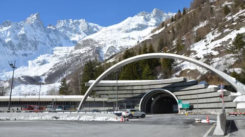 Trasporto merci in crisi: in tilt i valichi del Monte Bianco, del Brennero e del Gottardo
