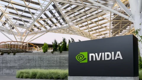 Nvidia batte le attese grazie al boom dell’IA: ricavi più che triplicati e utile su di 7 volte in un anno.  Il titolo vola