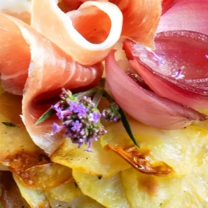 Un aperitivo al tramonto: il tortino di patate e prosciutto toscano dop con scalogno caramellato