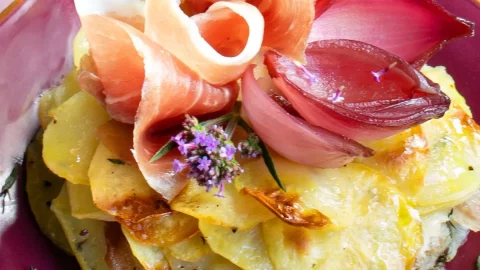 Un aperitivo al tramonto: il tortino di patate e prosciutto toscano dop con scalogno caramellato