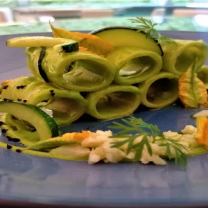 La ricetta dei paccheri di Gragnano alla crema di zucchine e granchio dello chef Marcello Romano evoca sapori e profumi di mare e di orto