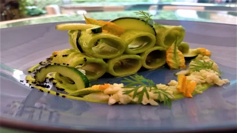 La ricetta dei paccheri di Gragnano alla crema di zucchine e granchio dello chef Marcello Romano evoca sapori e profumi di mare e di orto