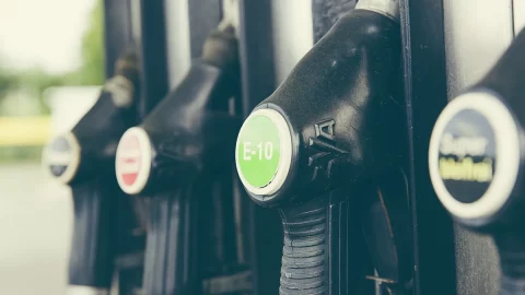 ガソリンとディーゼルに対する物品税: いつ導入され、ポンプ価格にどれくらい影響しますか?