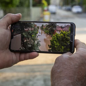 Tim mempersembahkan "Riconnessioni", 100 foto yang menceritakan kisah penebusan penduduk Emilia-Romagna yang terkena dampak banjir