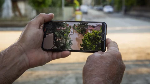 टिम ने बाढ़ से प्रभावित एमिलिया-रोमाग्ना की आबादी की मुक्ति की कहानी बताने के लिए "रिकोनसियोनी" प्रस्तुत की, 100 तस्वीरें