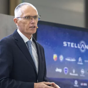 Stellantis punta sull’elettrico e investe 1,5 miliardi nella cinese Leapmotor. Tavares critica l’Ue