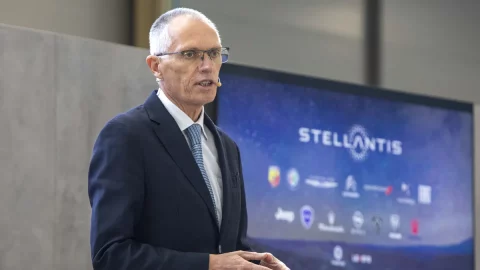 Stellantis fokus pada listrik dan menginvestasikan 1,5 miliar pada Leapmotor China. Tavares mengkritik UE