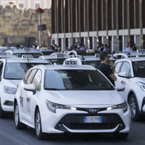 Taxi, 20% in più di licenze e stop al caro-aerei ma solo per le isole e per periodi speciali: le decisioni del Cdm