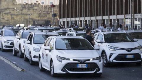 Chauffeurs de taxi, leur inaction est le but le plus sensationnel et la preuve qu'aujourd'hui les taxis sont peu nombreux et doivent être augmentés