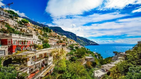 Pariwisata: harga yang terlalu tinggi mendorong orang Italia ke luar negeri. Kehadiran turun hingga 30%. Menolak pariwisata mewah