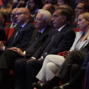 Assemblea Confindustria, Mattarella: “Stipendi bassi, giovani all’estero”. Bonomi: “Salario minimo non risolve lavoro povero”.