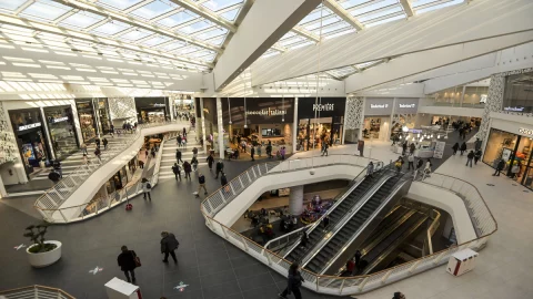 Centri commerciali: cresce il fatturato e supera il periodo pre-Covid. Boom della ristorazione: +25%