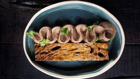 La ricetta del Paté di fegatini di pesce con pane tostato di Jacopo Ticchi, chef della nuova frontiera della cucina di pesce no-waste