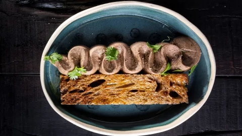 La receta de paté de hígado de pescado con pan tostado de Jacopo Ticchi, chef de la nueva frontera de la cocina de pescado sin desperdicios