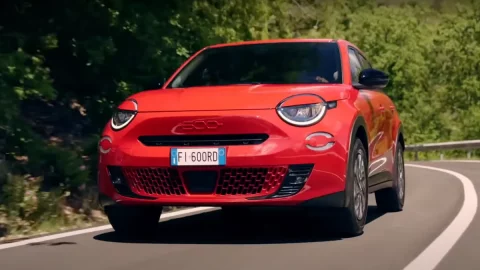 Fiat 600, dopo l’elettrica arriva quella ibrida: ecco quanto costa e quando esce