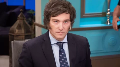 Argentina, il candidato Milei che ricorda Trump e Bolsonaro spaventa i mercati: dollaro alle stelle e gli hedge fund scommettono contro