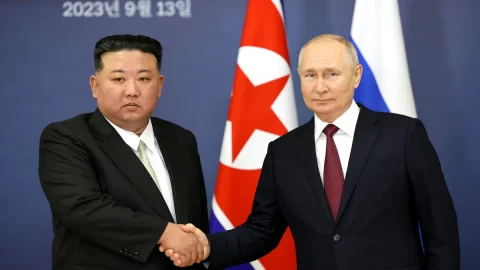 Incontro Putin e Kim Jong-un: “Aiuteremo la Corea a costruire satelliti”. Pyongyang: “Mosca vincerà la guerra”