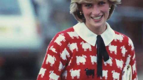 Lady Diana, aggiudicato da Sotheby’s per oltre 1 milione di dollari  il suo maglione rosso con bizzarre pecore