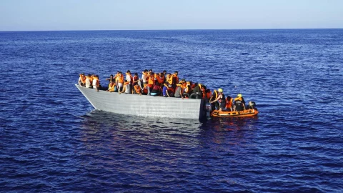 Allarme migranti: nella rincorsa tra falchi Fdi-Lega Tajani rilancia Missione Sophia, ricetta del Pd