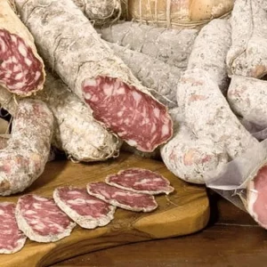 The precious "Cucito" of Varzi, the salami that Queen Tedolinda liked, heritage of the Oltrepò Pavese
