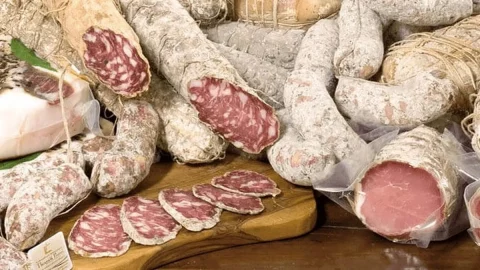 El precioso "Cucito" de Varzi, el salami que gustaba a la reina Tedolinda, herencia del Oltrepò Pavese