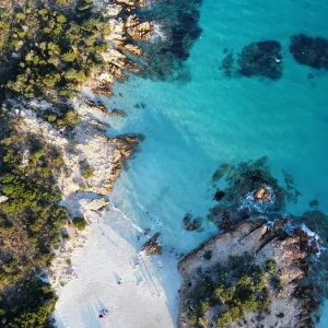 Sardinia, hingga 25% hotel mewah yang lebih besar juga ada di pesisir pantai: berikut semua beritanya