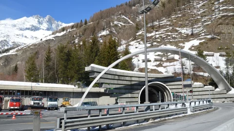 O Túnel do Mont Blanc fecha hoje por um mês: começam as obras de reforma, empresas preocupadas