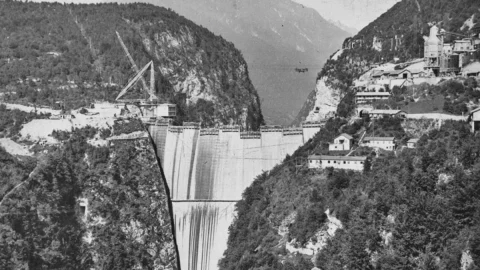 Vajont ve Emilia Romagna arasındaki sanat, duyurulan felaketlerin foto muhabirliği. Longarone'da bir sergi