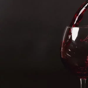 De la fosta icoană hardcore la vin: diva anilor XNUMX Selen lansează „Selengiovese” și „Passerina Brut”