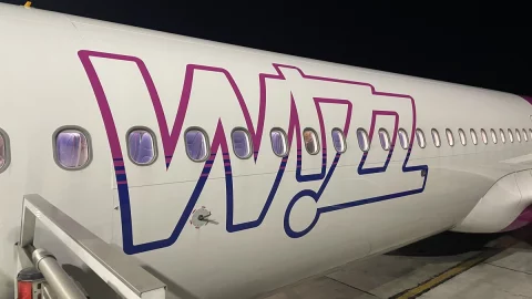 Crisi delle compagnie low cost: Ryanair rivede le tariffe, Wizz Air lancia l’abbonamento illimitato