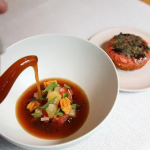 Das Rezept für Tomaten-, Weichtier- und Krustentier-Consommé, gewürzt mit Ingwer und Zitrone von Küchenchef Luca Tartaglia: die Einfachheit der High School