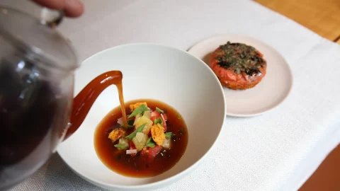 La ricetta del consommé di pomodoro, molluschi e crostacei, profumato allo zenzero e limone dello chef Luca Tartaglia: la semplicità dell’alta scuola